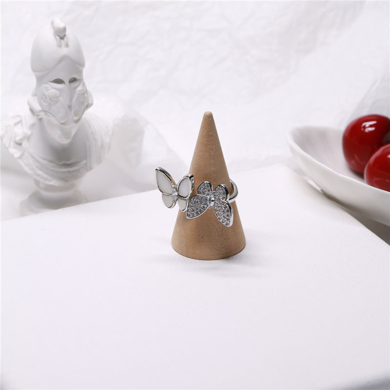 The mother-of-pearl butterfly ring has an open three-dimensional super fairy light luxury index finger ring, which can adjust the fashion and niche design sense of Internet celebrities